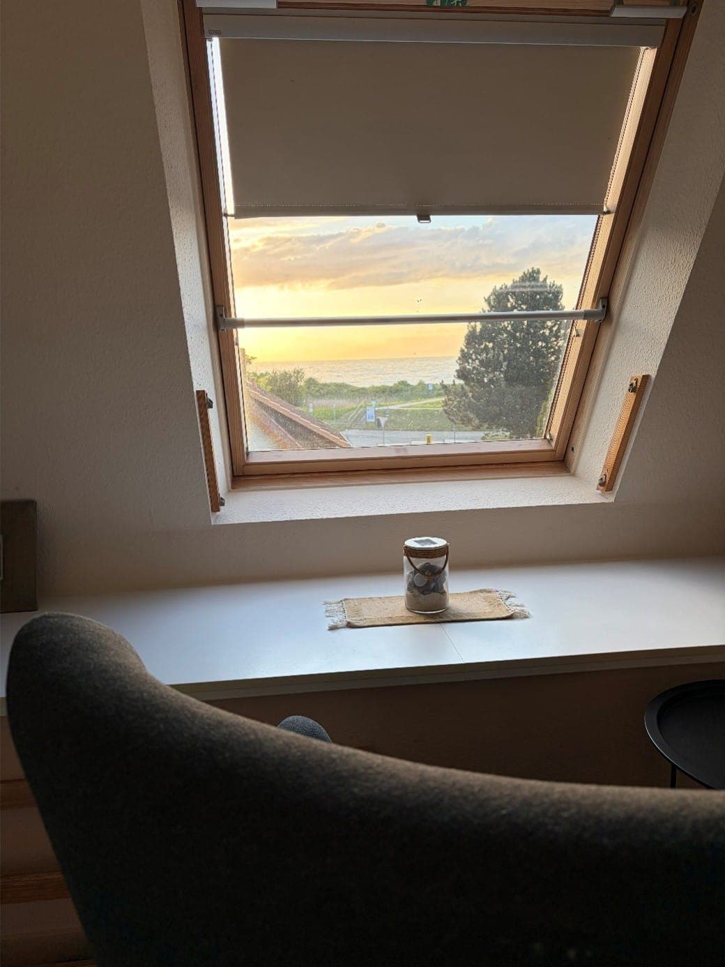Blick aus dem Dachfenster über die Felder