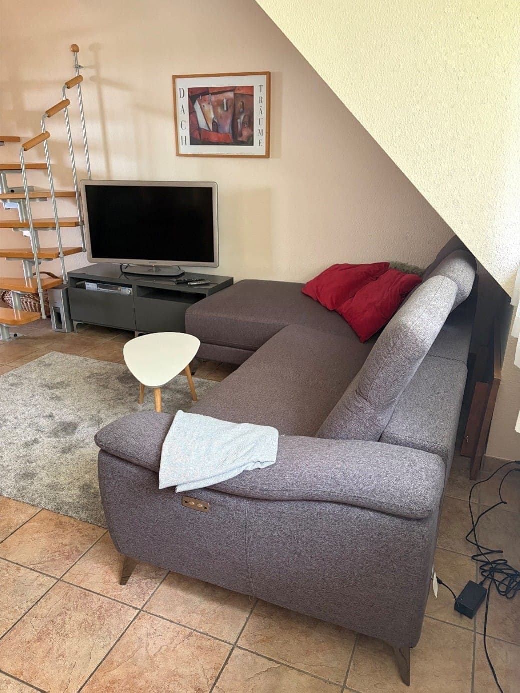 Wohnzimmer mit Sofa und Wendeltreppe